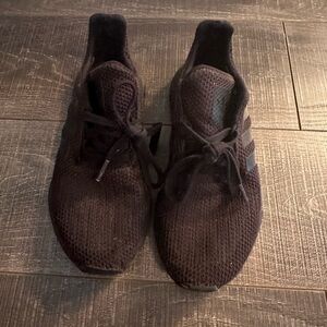 Used boys Adidas size 4 big boys